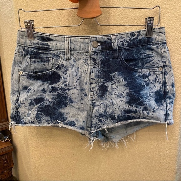 MOSSIMO Women Blue Tie Dye Raw Frayed Hem Jean Shorts Size 15” Waist - Picture 1 of 6